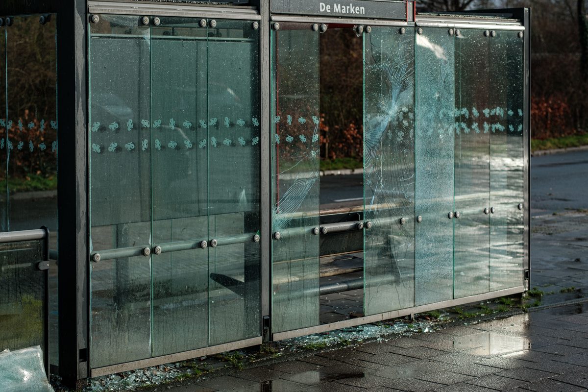 Schuss beschädigt Scheibe an Wiener Bim-Haltestelle und verletzt Passanten