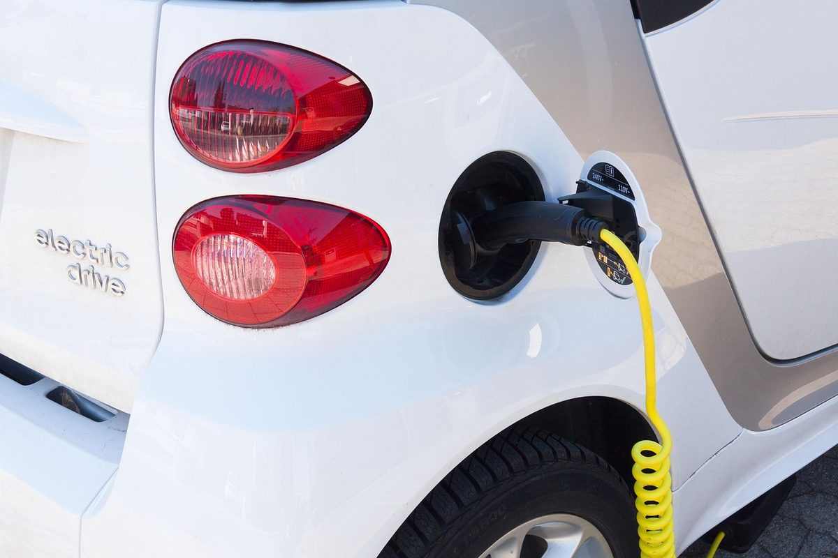 Hohe Treibstoffpreise treiben Nachfrage nach Elektroautos in der Schweiz
