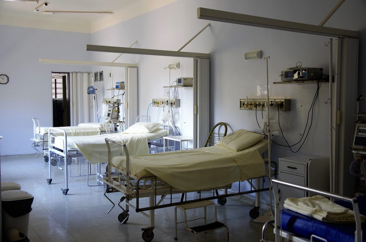 Weitere Familien melden Todesfälle nach Bakterienausbruch in Klinik