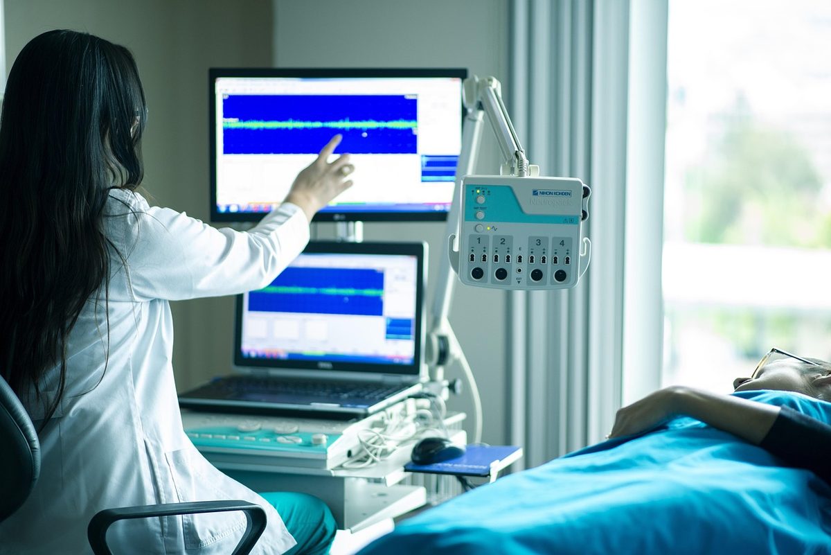 Mutter trägt schwer mangelernährte Tochter drei Tage ins Krankenhaus
