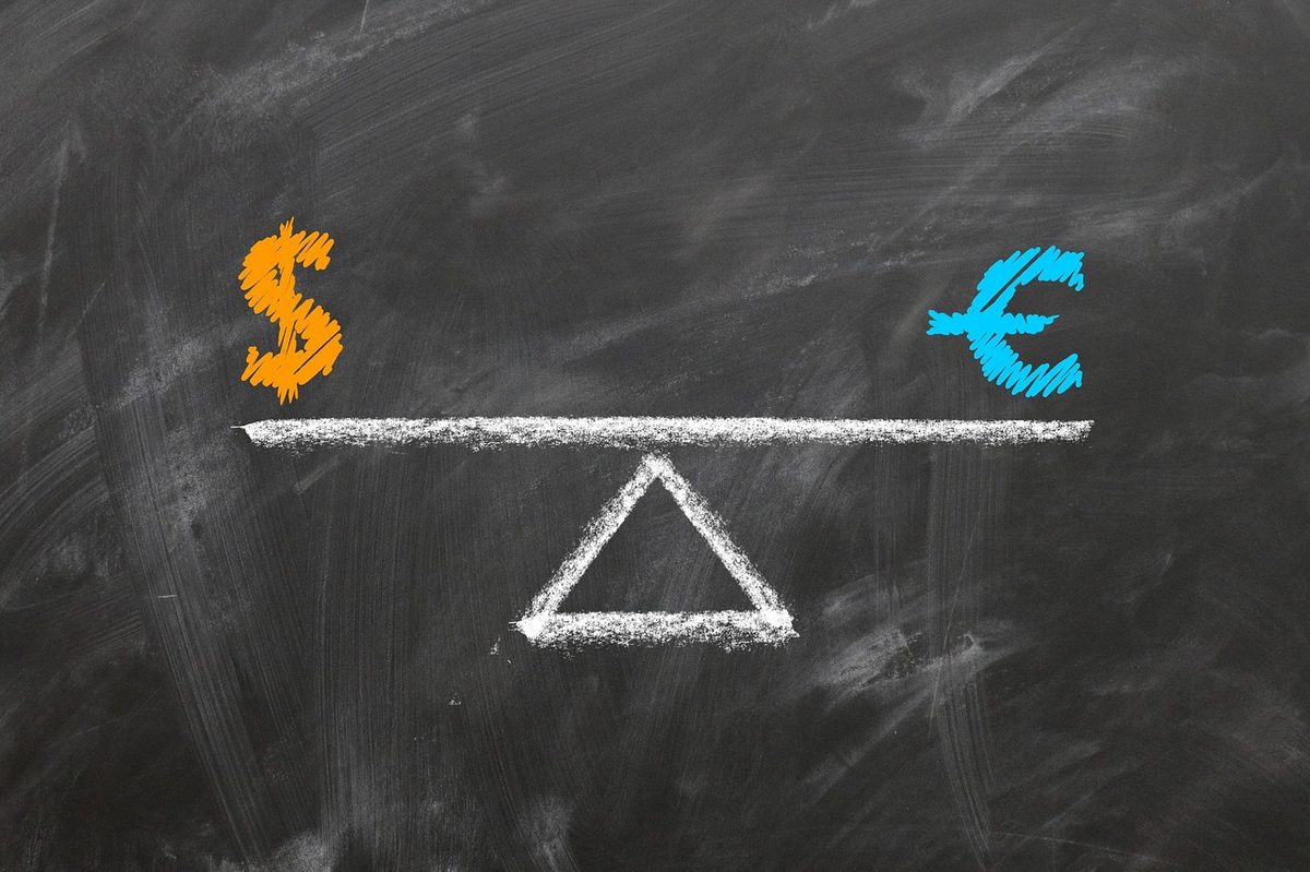 Politische Unsicherheiten drücken den Euro unter 1,12 Dollar