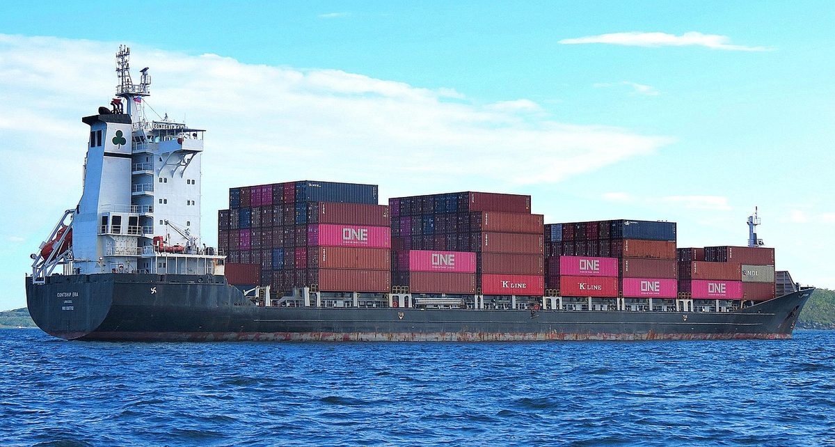 Containerfrachter sinkt nach Geschosstreffer in Straße von Hormus