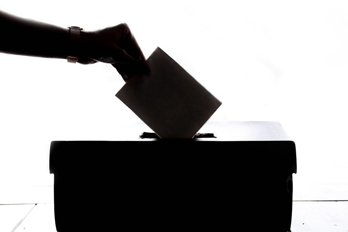 YouGov: AfD verliert Punkt, Grüne rücken bis auf zwei Zähler an Union heran