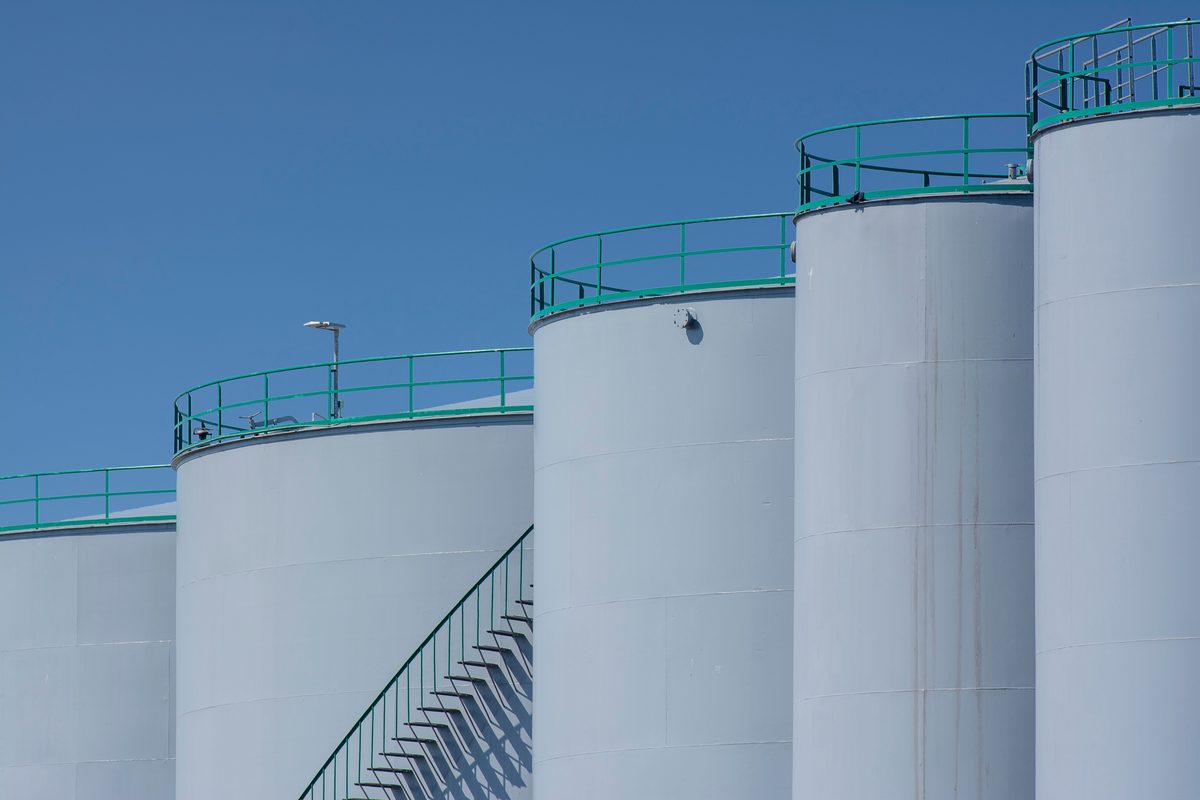 Starkregen lässt Industrieabwasser bei Heide über Tank auslaufen