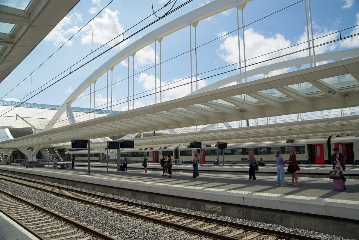 Vulkanasche des Ätna legt Flugverkehr am Flughafen Catania lahm