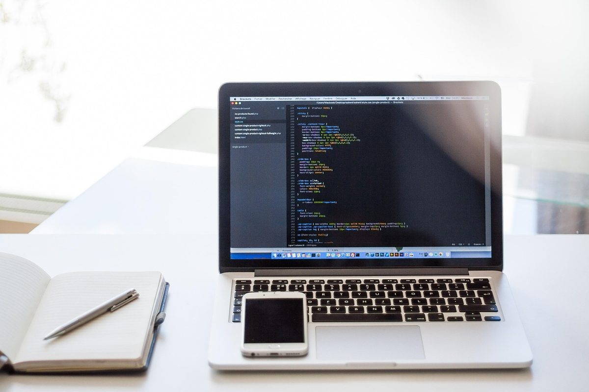 Ehrenamtlicher Betreuer hilft beim Verteilen der PHP-Sicherheitsupdates