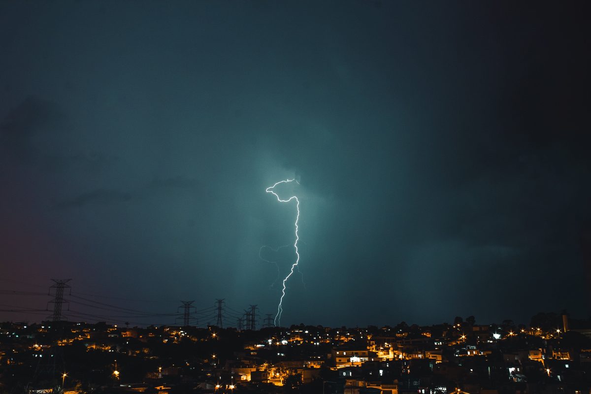 Sturm Austen lässt mehr als 15.000 Haushalte ohne Strom