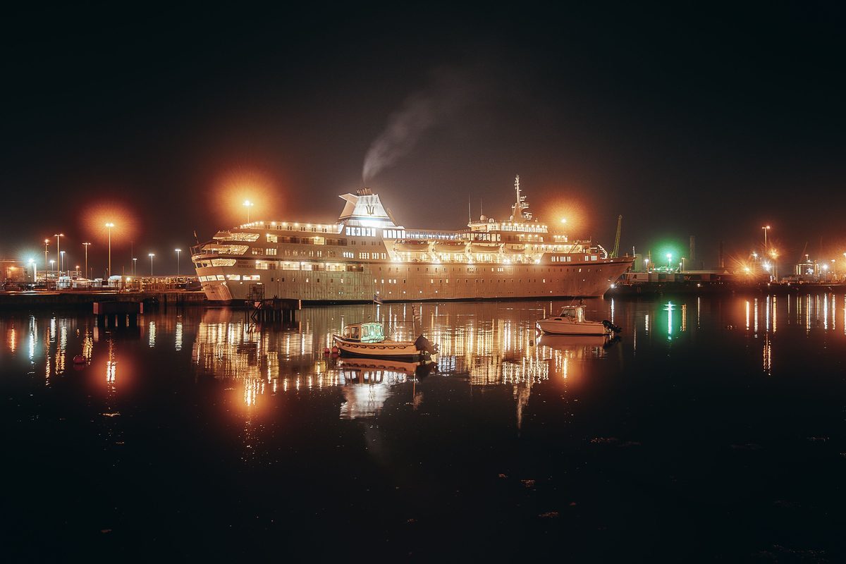 Kreuzfahrtschiff "Mein Schiff 3" kollidiert beim Auslaufen in Bremerhaven mit Frachtern