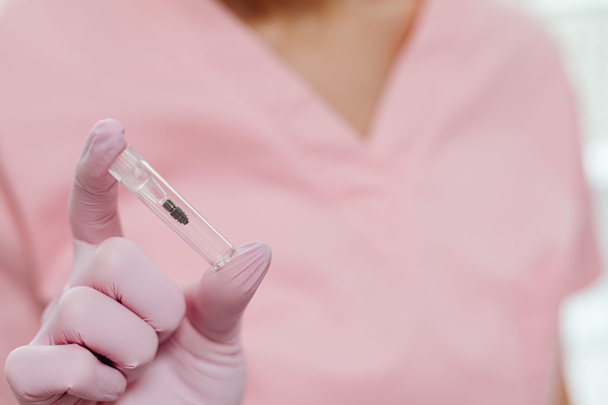 ETH-Forscher entwickeln Implantat, das Blutzucker elektrisch abbaut