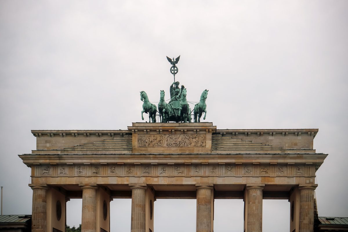 Prien ruft junge Menschen zu friedlichen Protesten am Samstag auf