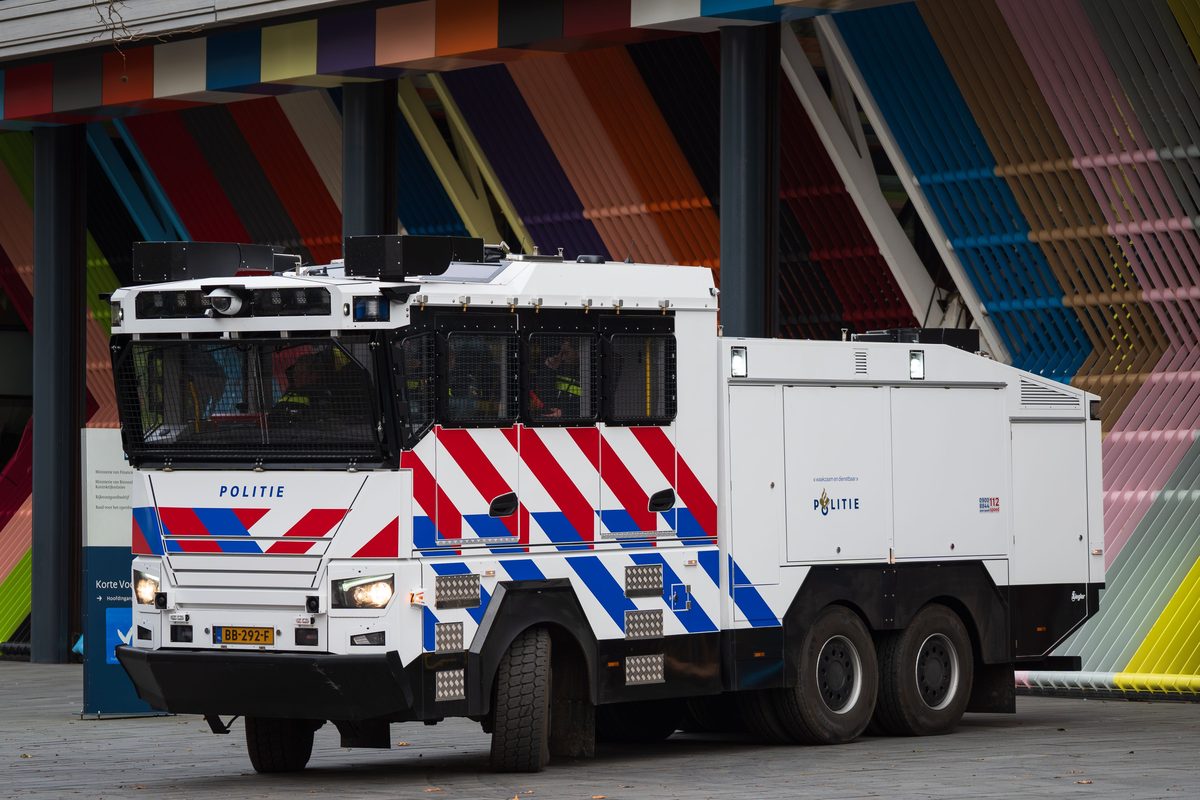 Bei Protesten in Hamburg und Köln setzt die Polizei Wasserwerfer ein