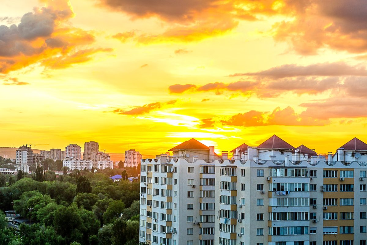 Brände und Schäden nach russischen Angriffen auf Odesa und Sumy